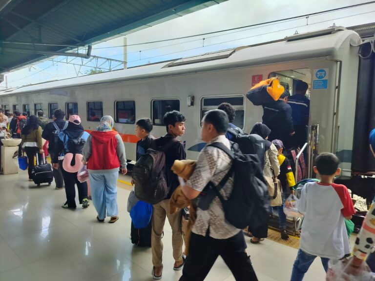 (FOTO) Rekor Baru: KAI Group Layani Lebih dari 10 Juta Pemudik di Angleb 2025