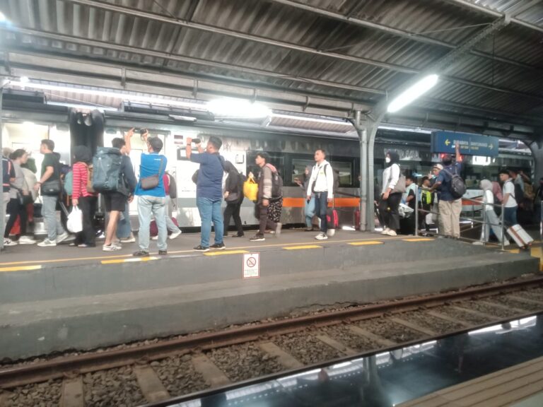 Tingginya Minat Masyarakat Gunakan Kereta Api Saat Libur Waisak di Daop 9 Jember